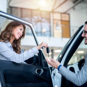 Mujer de logística entrega las llaves del coche de alquiler al arrendador