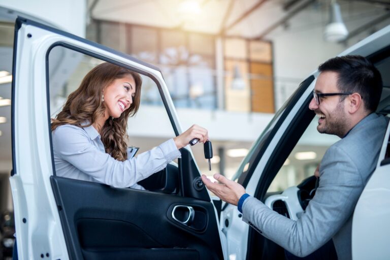 Mujer de logística entrega las llaves del coche de alquiler al arrendador